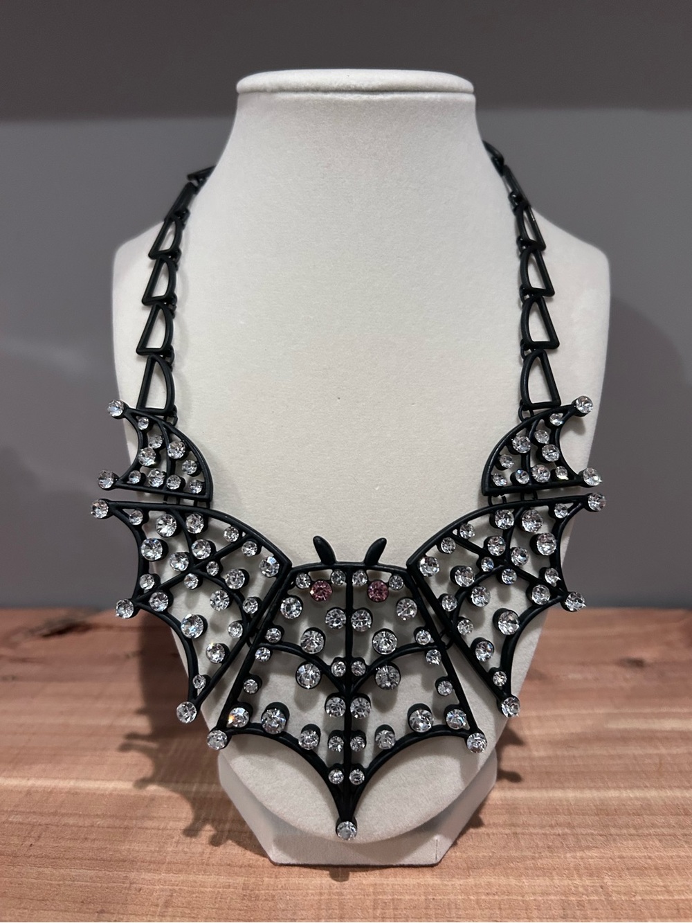 NWT Betsey Johnson Halloween Bat Bib Necklace - Picture 3 of 3
